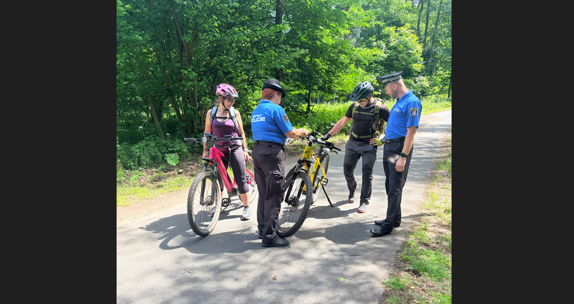 Na kole jen s přilbou - strážníci odměňovali zodpovědné cyklisty