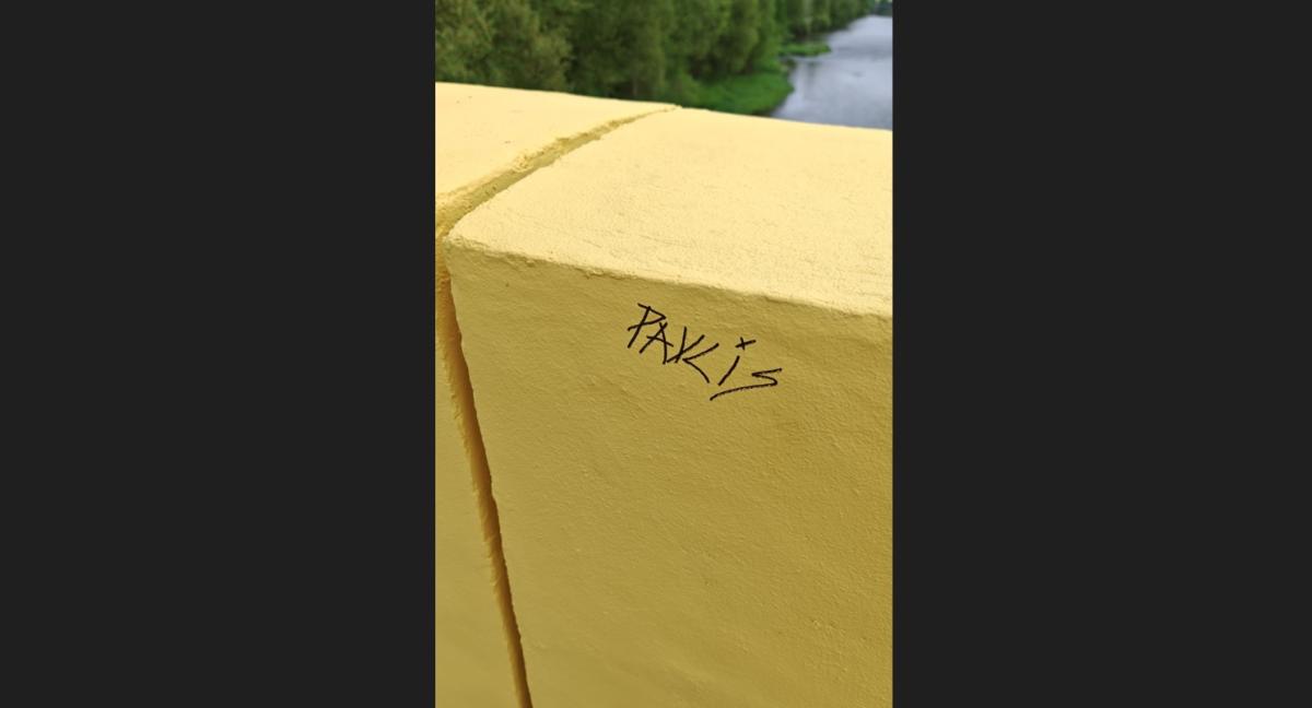 Mladý „umělec“ poškodil čerstvě natřenou lávku