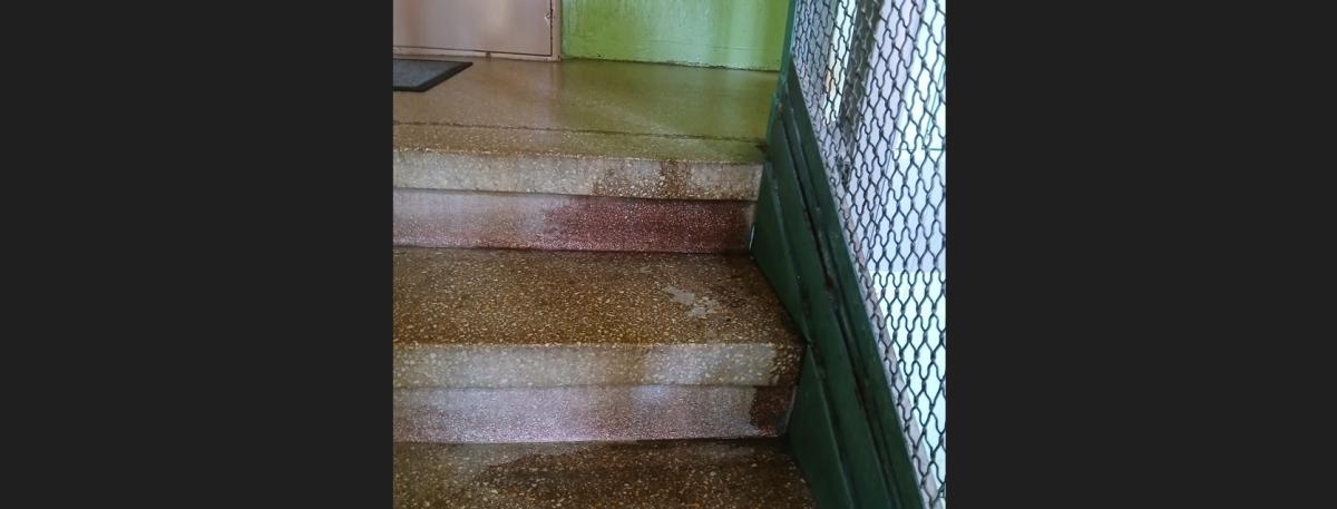 Močil v prostorách domu