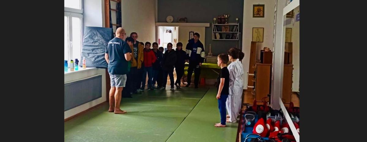 Mladí strážníci na služebně