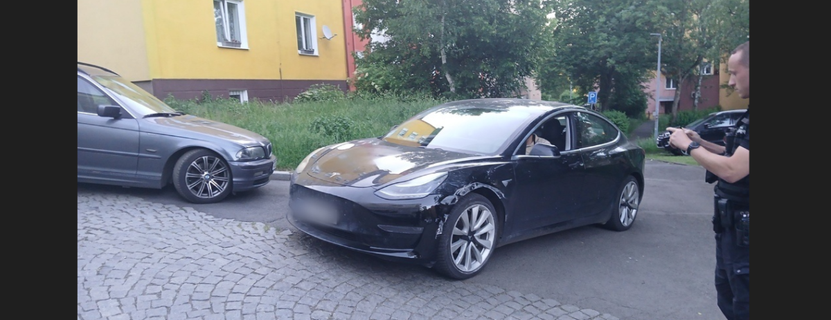 Auto zmizelo ze servisu a skončilo pod okny domu v Rybářích