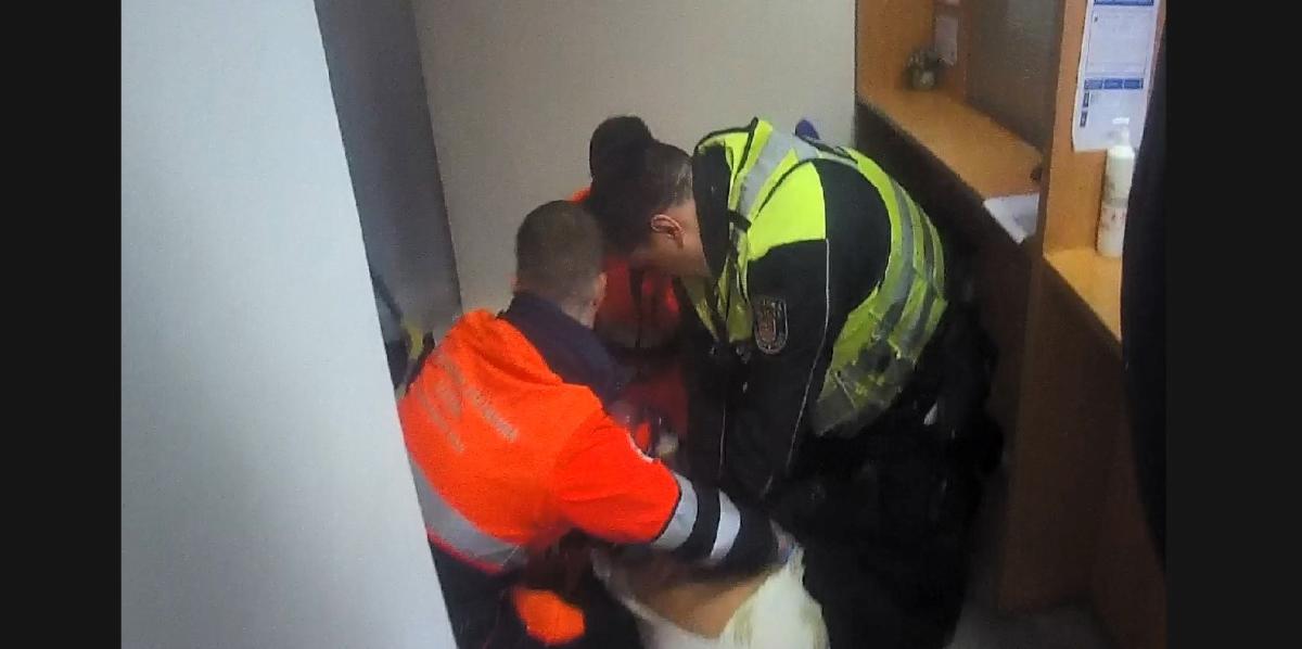 Resuscitace v Krymské ulici: strážníci pomohli zachránit život