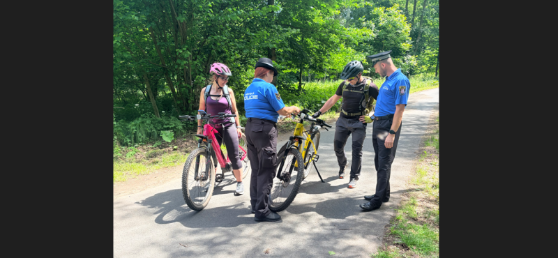 Na kole jen s přilbou - strážníci odměňovali zodpovědné cyklisty