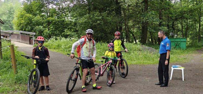 na kole jen s přilbou