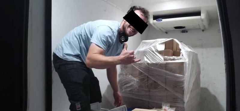 muž v chladícím autě