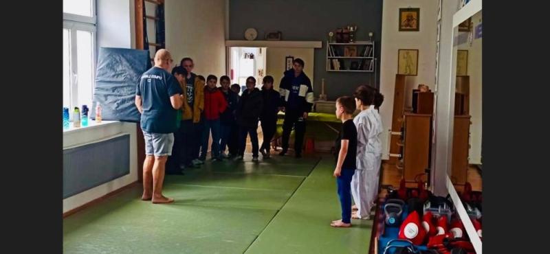 Mladí strážníci na služebně