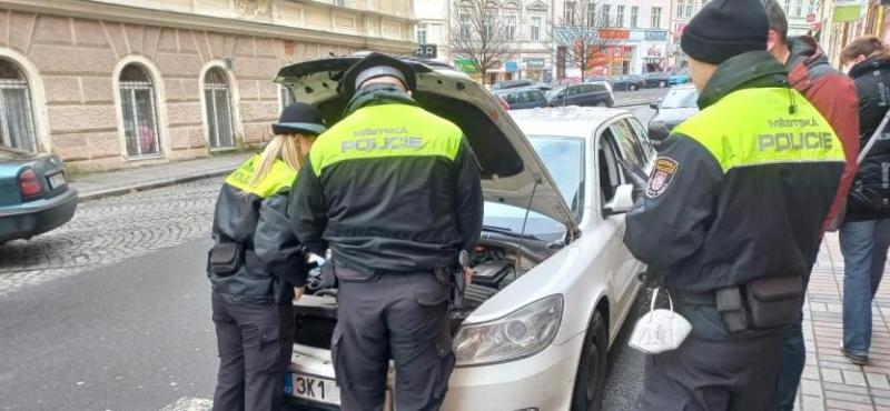 Řidiče stále trápí ranní mrazy