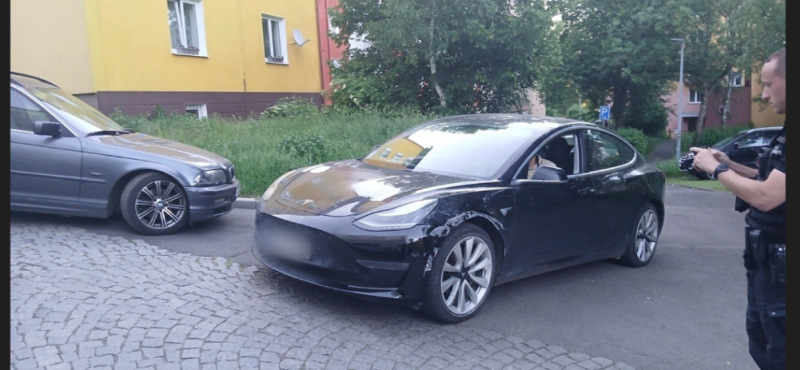 Auto zmizelo ze servisu a skončilo pod okny domu v Rybářích