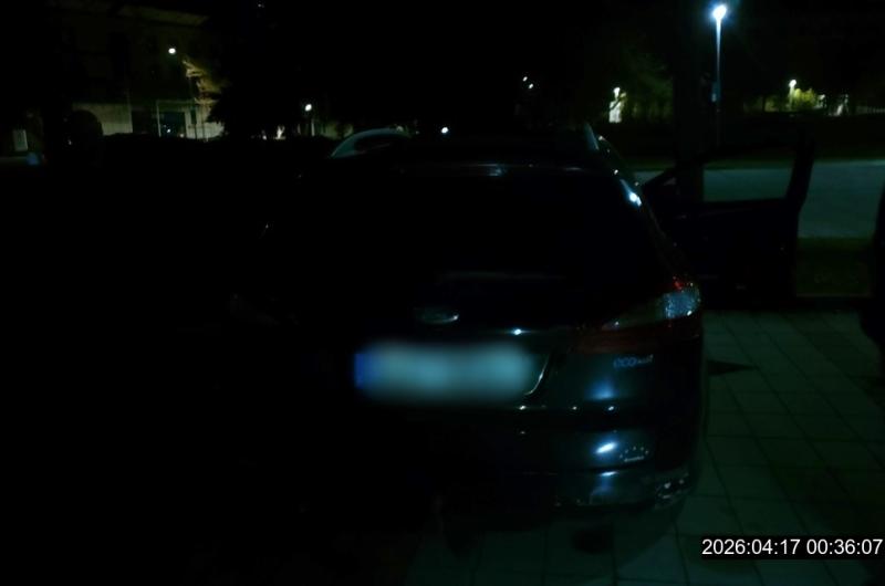 Minulý týden v noci ze čtvrtka na pátek přijali operátoři městské policie neobvyklé oznámení. Oznamovatel uvedl, že v městské části Dvory, na ulici Chebská, stojí vozidlo bez rozsvícených světel a bez nastartovaného motoru. Samo o sobě by nešlo o nic neobvyklého, avšak uvnitř vozidla se dle jeho slov nacházely osoby, u kterých pojal podezření na možné nekalé jednání.  Na místo byla vyslána hlídka k prověření situace. Ve vozidle nalezla devětačtyřicetiletého a pětapadesátiletého muže. Po krátkém rozhovoru by