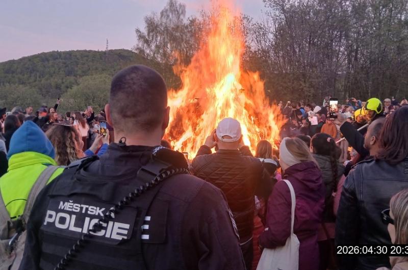 Pálení čarodějnic přilákalo davy a proběhlo v poklidu