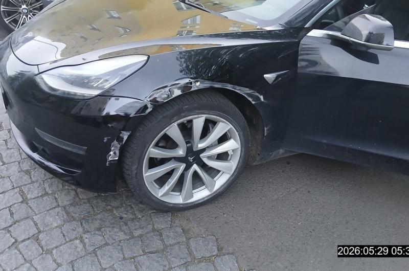 Auto zmizelo ze servisu a skončilo pod okny domu v Rybářích