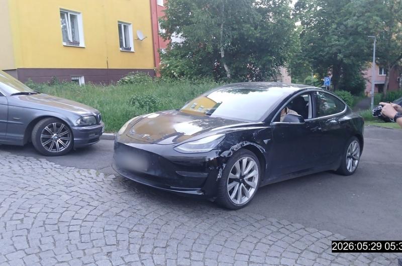 Auto zmizelo ze servisu a skončilo pod okny domu v Rybářích