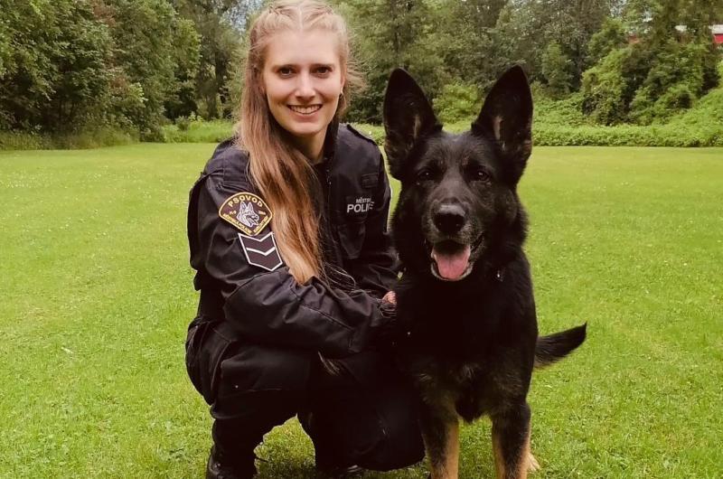 služební fena Naty se svým psovodem