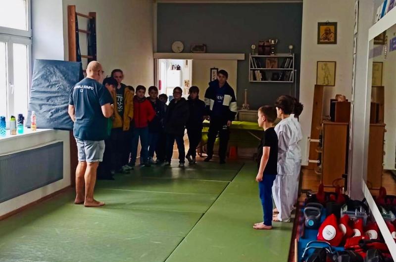 Mladí strážníci na služebně