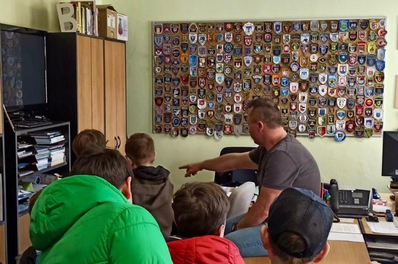 Mladí strážníci na služebně