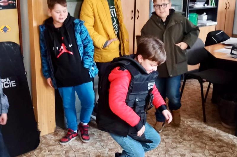 Mladí strážníci na služebně