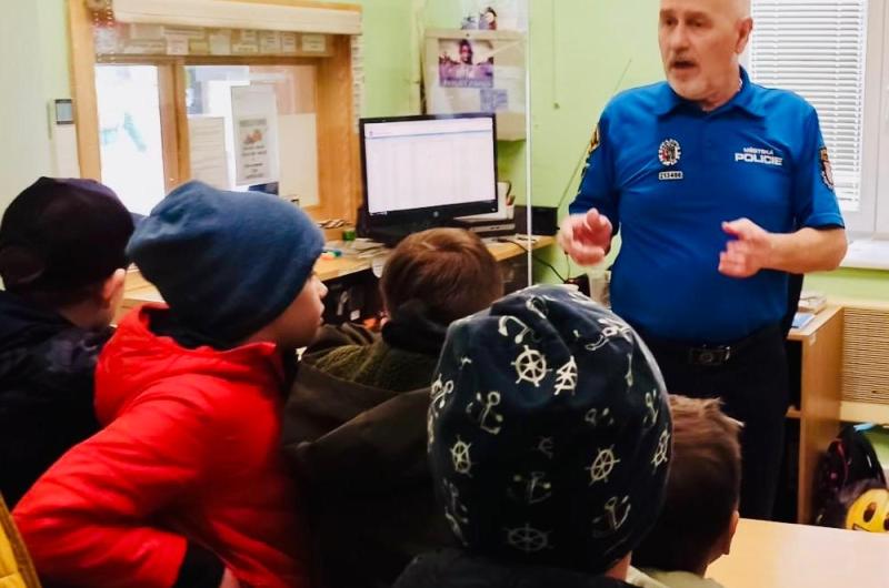 Mladí strážníci na služebně