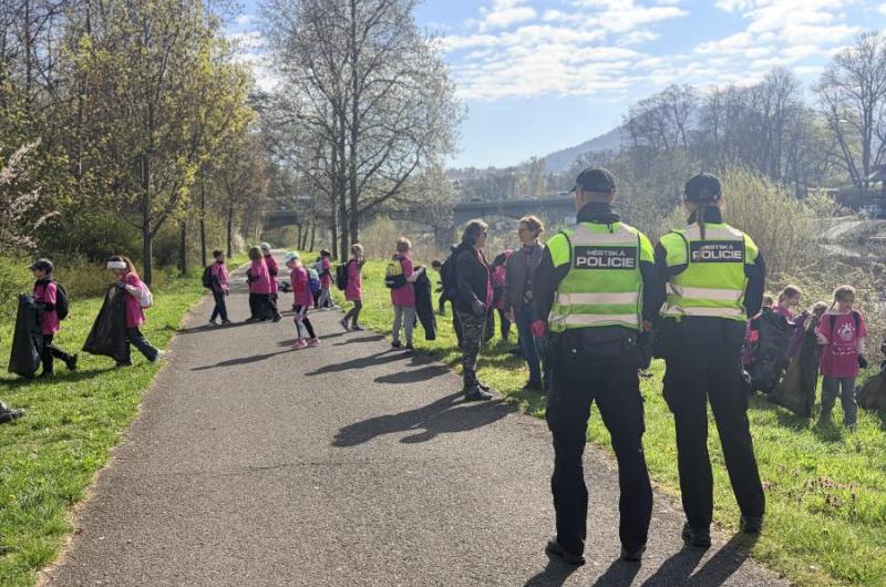 Žáci i letos vyrazili čistit břehy Ohře