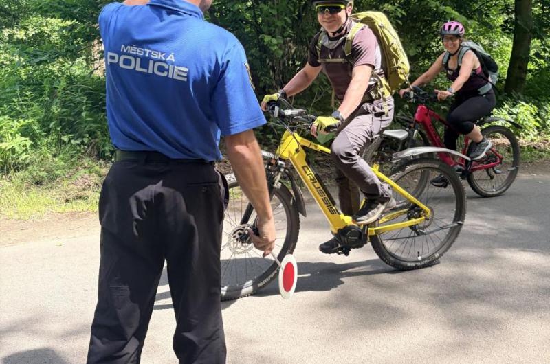 Na kole jen s přilbou - strážníci odměňovali zodpovědné cyklisty