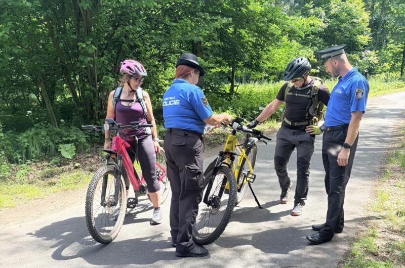 Na kole jen s přilbou - strážníci odměňovali zodpovědné cyklisty
