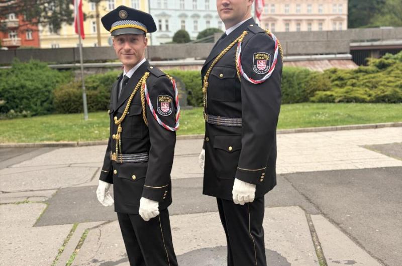 Karlovy Vary uctily Den vítězství. Pietního aktu se poprvé zúčastnila i čestná jednotka MP.