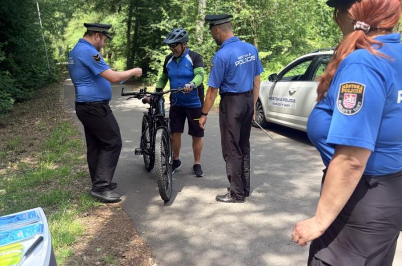 Na kole jen s přilbou - strážníci odměňovali zodpovědné cyklisty