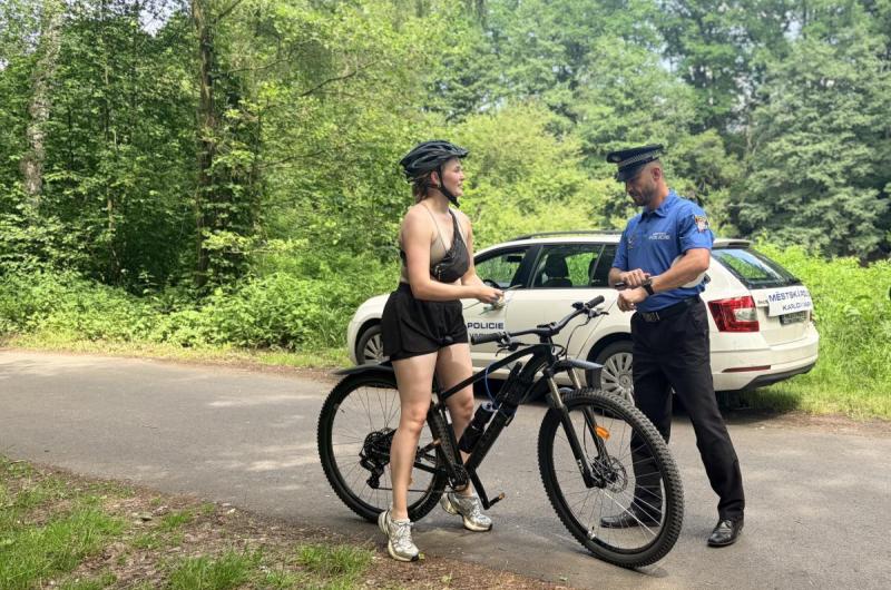 Na kole jen s přilbou - strážníci odměňovali zodpovědné cyklisty
