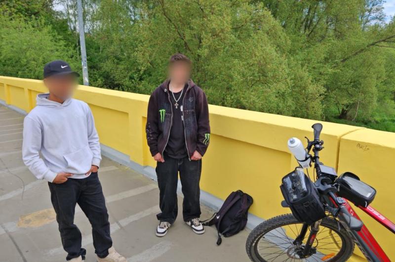 Mladý „umělec“ poškodil čerstvě natřenou lávku