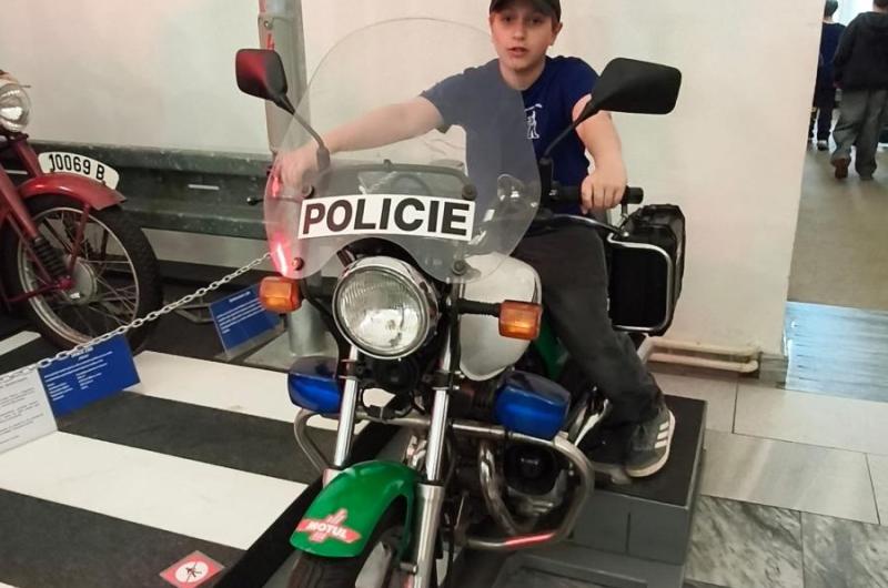 Mladí strážníci zakončili kroužek výletem do Prahy a návštěvou Muzea Policie ČR