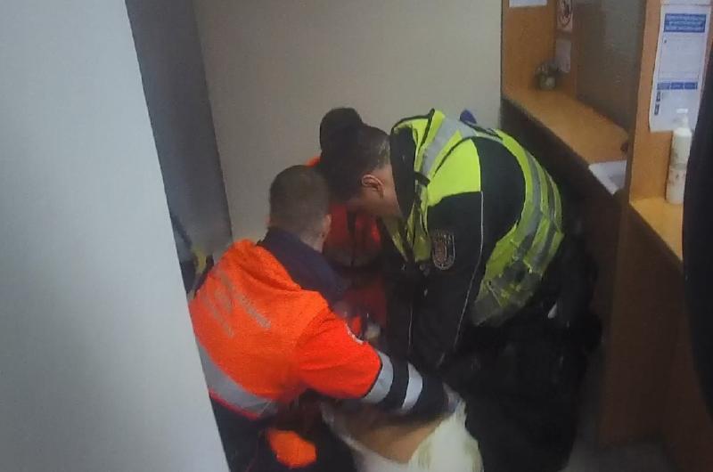 Resuscitace v Krymské ulici: strážníci pomohli zachránit život