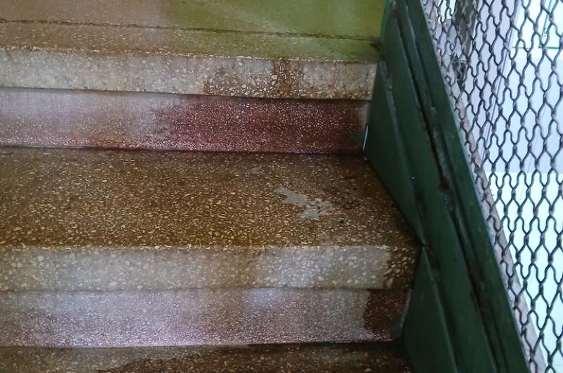 Močil v prostorách domu