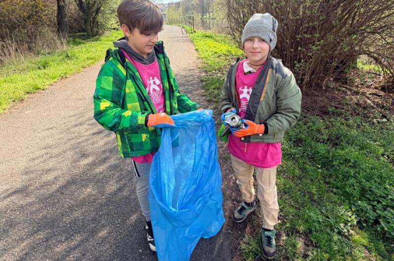Žáci i letos vyrazili čistit břehy Ohře
