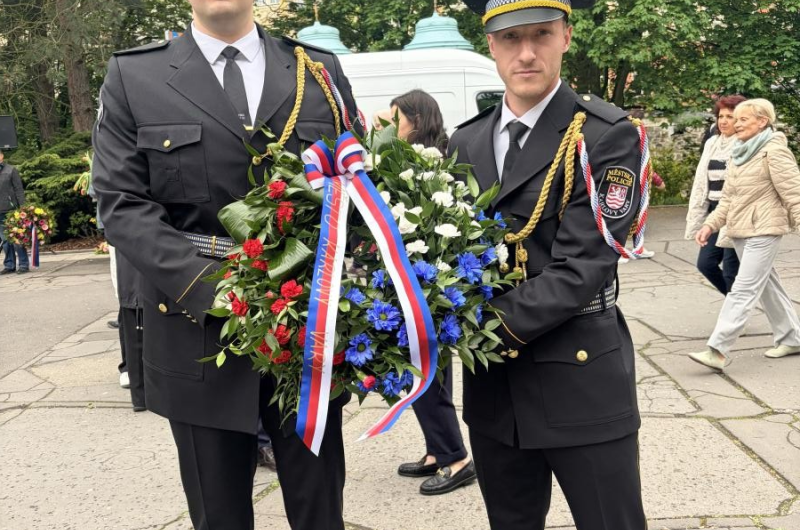 Karlovy Vary uctily Den vítězství. Pietního aktu se poprvé zúčastnila i čestná jednotka MP.