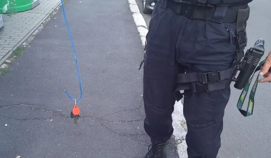 „Den blbec“ aneb strážníci v jednu minutu zachraňovali uvězněné mladíky i klíče v popelnici