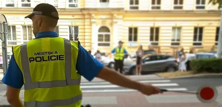 strážníci na přechodech pro chodce