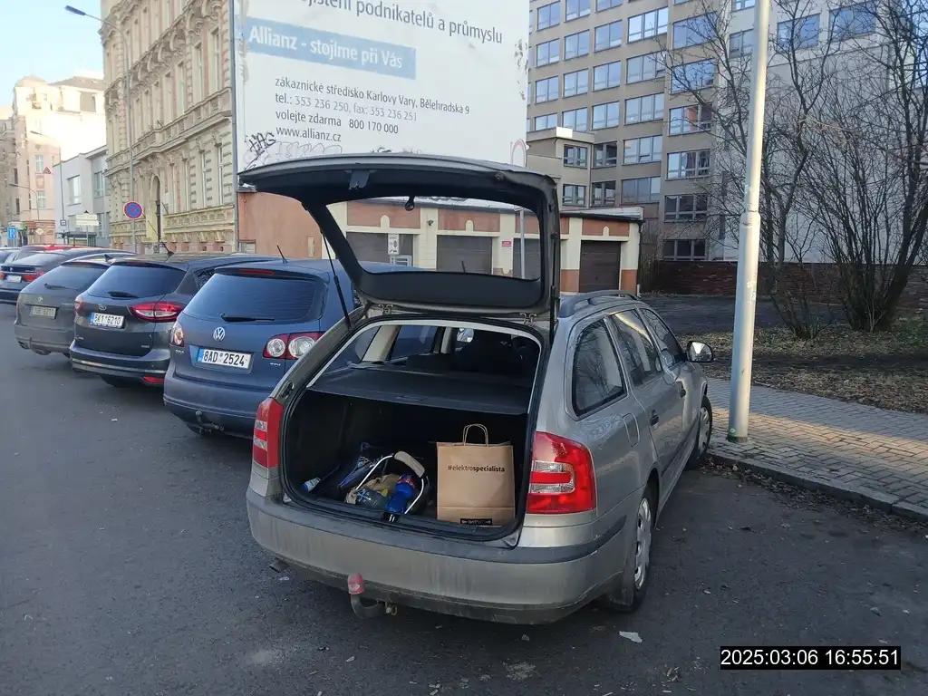 otevřený kufr