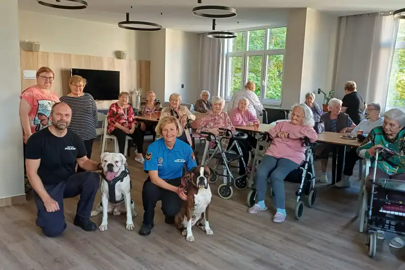 Bezpečnost v praxi: Strážníci a psovodi zpestřili září seniorům v Drahovicích