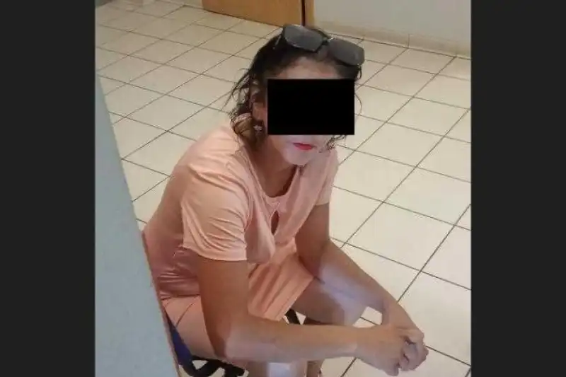 žena