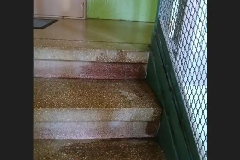 Močil v prostorách domu