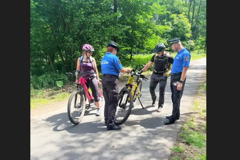 Na kole jen s přilbou - strážníci odměňovali zodpovědné cyklisty