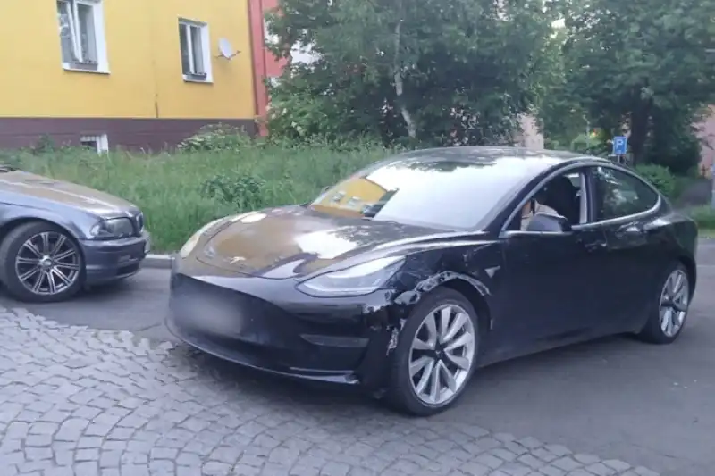 Auto zmizelo ze servisu a skončilo pod okny domu v Rybářích