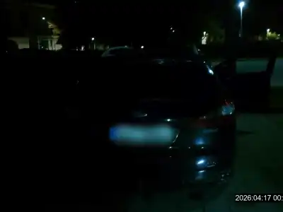 Minulý týden v noci ze čtvrtka na pátek přijali operátoři městské policie neobvyklé oznámení. Oznamovatel uvedl, že v městské části Dvory, na ulici Chebská, stojí vozidlo bez rozsvícených světel a bez nastartovaného motoru. Samo o sobě by nešlo o nic neobvyklého, avšak uvnitř vozidla se dle jeho slov nacházely osoby, u kterých pojal podezření na možné nekalé jednání.  Na místo byla vyslána hlídka k prověření situace. Ve vozidle nalezla devětačtyřicetiletého a pětapadesátiletého muže. Po krátkém rozhovoru by