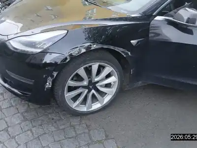 Auto zmizelo ze servisu a skončilo pod okny domu v Rybářích