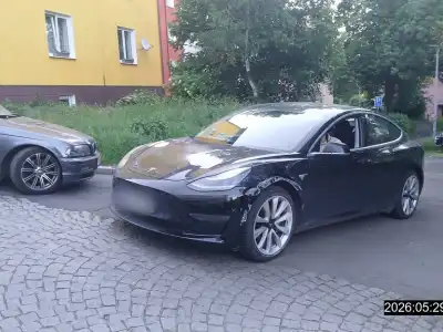 Auto zmizelo ze servisu a skončilo pod okny domu v Rybářích
