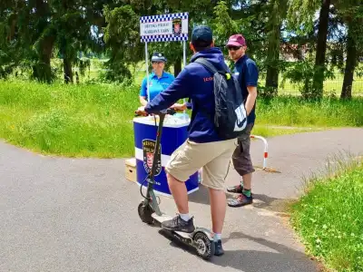 na kole jen s přilbou