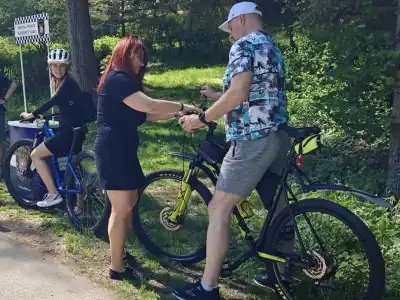 na kole jen s přilbou