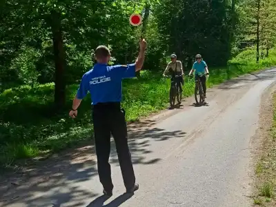 na kole jen s přilbou