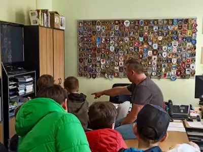Mladí strážníci na služebně