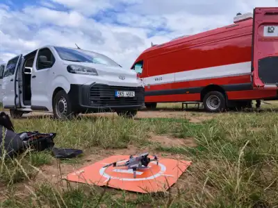 Karlovarští strážníci a hasiči ladili formu v luftu - proběhl společný dronový výcvik
