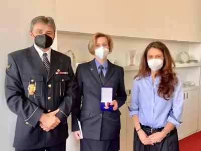 Oceněna Mgr. Kamila Hofmanová uprostřed